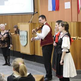 Viac ako tristo žiakov a študentov si v považskej bystrici pripomenulo 200. výročie narodenia buditeľa národnej myšlienky j. m. hurbana - IMG_5836