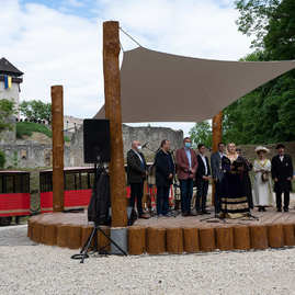Zväčšiť fotografiu - Výstrel z trebuchetu slávnostne otvoril zrekonštruovanú južnú časť hradieb - 20210528_TN_HRAD_TREBUCHET_023w