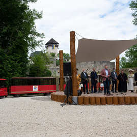 Zväčšiť fotografiu - Výstrel z trebuchetu slávnostne otvoril zrekonštruovanú južnú časť hradieb - 20210528_TN_HRAD_TREBUCHET_048w