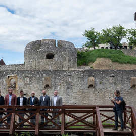 Zväčšiť fotografiu - Výstrel z trebuchetu slávnostne otvoril zrekonštruovanú južnú časť hradieb - 20210528_TN_HRAD_TREBUCHET_091w