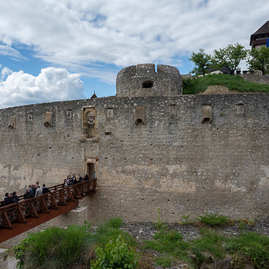 Zväčšiť fotografiu - Výstrel z trebuchetu slávnostne otvoril zrekonštruovanú južnú časť hradieb - 20210528_TN_HRAD_TREBUCHET_102w