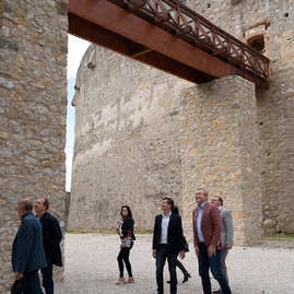 Zväčšiť fotografiu - Výstrel z trebuchetu slávnostne otvoril zrekonštruovanú južnú časť hradieb - 20210528_TN_HRAD_TREBUCHET_109w
