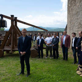 Zväčšiť fotografiu - Výstrel z trebuchetu slávnostne otvoril zrekonštruovanú južnú časť hradieb - 20210528_TN_HRAD_TREBUCHET_114w