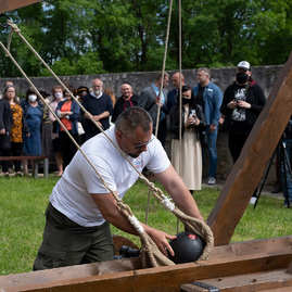 Zväčšiť fotografiu - Výstrel z trebuchetu slávnostne otvoril zrekonštruovanú južnú časť hradieb - 20210528_TN_HRAD_TREBUCHET_119w