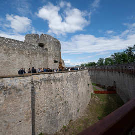 Zväčšiť fotografiu - Výstrel z trebuchetu slávnostne otvoril zrekonštruovanú južnú časť hradieb - 20210528_TN_HRAD_TREBUCHET_122w