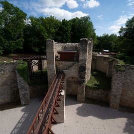Zväčšiť fotografiu - Výstrel z trebuchetu slávnostne otvoril zrekonštruovanú južnú časť hradieb - 20210528_TN_HRAD_TREBUCHET_125w
