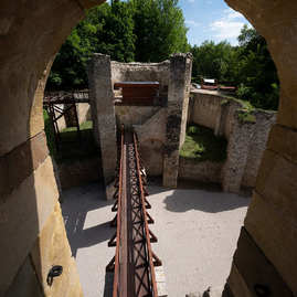 Zväčšiť fotografiu - Výstrel z trebuchetu slávnostne otvoril zrekonštruovanú južnú časť hradieb - 20210528_TN_HRAD_TREBUCHET_126w