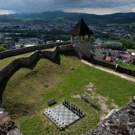 Zväčšiť fotografiu - Výstrel z trebuchetu slávnostne otvoril zrekonštruovanú južnú časť hradieb - 20210528_TN_HRAD_TREBUCHET_137w