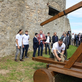 Zväčšiť fotografiu - Výstrel z trebuchetu slávnostne otvoril zrekonštruovanú južnú časť hradieb - IMG_0326