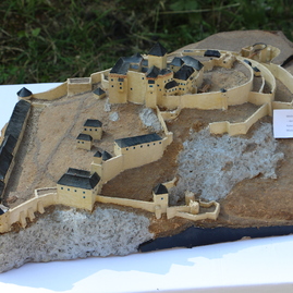 Zväčšiť fotografiu - Výstrel z trebuchetu slávnostne otvoril zrekonštruovanú južnú časť hradieb - TREBUCHET_slávnostné spustenie prác (3)