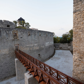 Zväčšiť fotografiu - Výstrel z trebuchetu slávnostne otvoril zrekonštruovanú južnú časť hradieb - TSK_kontrolny deň_TN hrad južné opevnenie (25)