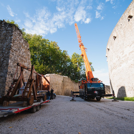 Zväčšiť fotografiu - Výstrel z trebuchetu slávnostne otvoril zrekonštruovanú južnú časť hradieb - TSK_trebuchet katapult (1 of 31)