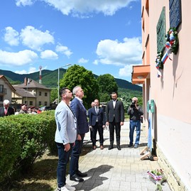 Zväčšiť fotografiu - Významného dňa pre obec drietoma sa zúčastnil aj trenčiansky župan