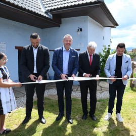 Zväčšiť fotografiu - Významného dňa pre obec drietoma sa zúčastnil aj trenčiansky župan