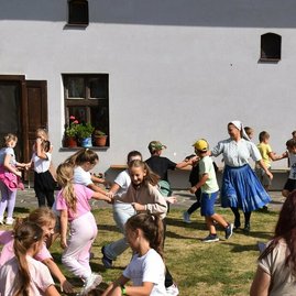 Zväčšiť fotografiu - Za ochranu a popularizáciu tradičného získali významný certifikát - F001_Skola_tanca_na_edukacnom_podujati_Varenie_lekvaru__v_Gazdovskom_dvore_2024_TITULKA