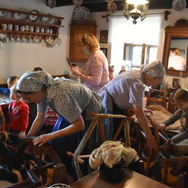 Zväčšiť fotografiu - Za ochranu a popularizáciu tradičného získali významný certifikát - F012_Vychovno-vzdelavacie_podujatie_Priadky_v_Gazdovskom_dvore2021