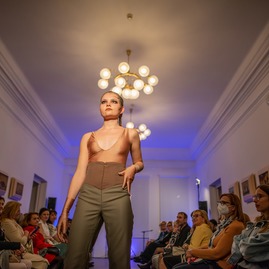 Zväčšiť fotografiu - Zaujala návrhárov v bratislave, originálne modely predviedla aj v trenčíne - 277159720_5269454253074579_7565436385846203393_n