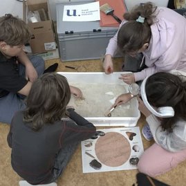 Zväčšiť fotografiu - Žiaci spojených škôl sa zahrali na paleontológov