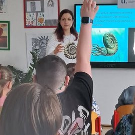 Zväčšiť fotografiu - Žiaci spojených škôl sa zahrali na paleontológov