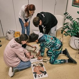 Zväčšiť fotografiu - Žiaci spojených škôl sa zahrali na paleontológov