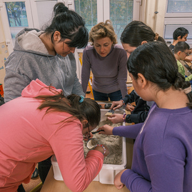 Zväčšiť fotografiu - Žiaci spojených škôl sa zahrali na paleontológov