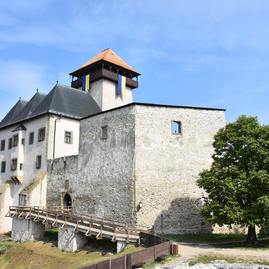 Zväčšiť fotografiu - „ryšavá čapica“ na najvyššie položenej streche v krajskom meste - tn hrad