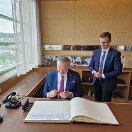 Zväčšiť fotografiu - Spoločné výzvy a projekty témami rokovania medzi trenčianskym a zlínskym krajom - 20230524_152610