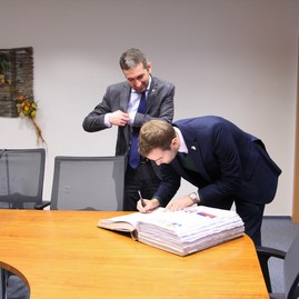 Zväčšiť fotografiu - Delegácia z britského veľvyslanectva navštívila župný úrad - IMG_4627