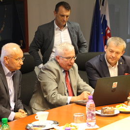 Do kraja zavítala vzácna návšteva zo švajčiarska; prezrela si župné nemocnice - IMG_5809