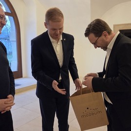 Zväčšiť fotografiu - Draškovičov kaštieľ privítal návštevu z nórskeho veľvyslanectva