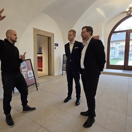 Zväčšiť fotografiu - Draškovičov kaštieľ privítal návštevu z nórskeho veľvyslanectva