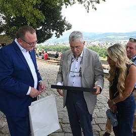 Zväčšiť fotografiu - Ronald weiser sa po rokoch opäť vrátil na trenčiansky hrad