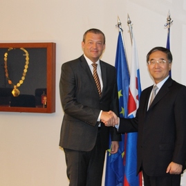 S čínskym veľvyslancom o investíciách a cestovnom ruchu - 001