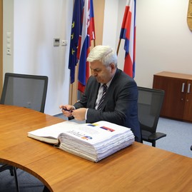 Zväčšiť fotografiu - Trenčiansky župan prijal ukrajinského veľvyslanca - IMG_0080