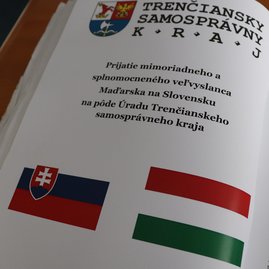 Zväčšiť fotografiu - Trenčiansky župan sa stretol s maďarským veľvyslancom - IMG_5972_1