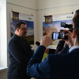 Zväčšiť fotografiu - Bošácka hruška bojuje o titul európsky strom roka - TSK Strom roka 2024