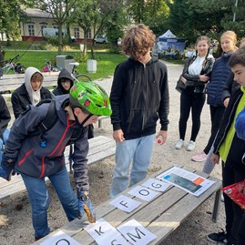 Zväčšiť fotografiu - Enviro aktivity z dielne župy pokračujú, modré autobusy dnes vozia cestujúcich za 10 centov - IMG-20220922-WA0000