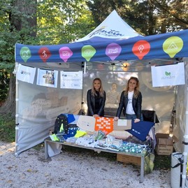 Zväčšiť fotografiu - Enviro aktivity z dielne župy pokračujú, modré autobusy dnes vozia cestujúcich za 10 centov - IMG-20220922-WA0010
