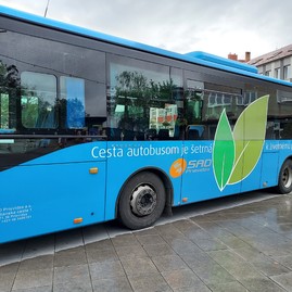 Zväčšiť fotografiu - Enviro aktivity zaplnili námestie v prievidzi - 20220920_104840