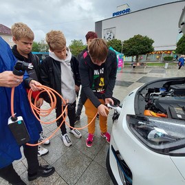 Zväčšiť fotografiu - Enviro aktivity zaplnili námestie v prievidzi - 20220920_105003