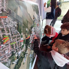 Zväčšiť fotografiu - Enviro aktivity zaplnili námestie v prievidzi - 20220920_105525