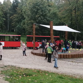 Zväčšiť fotografiu - Južné opevnenie a čerešňový sad v sobotu 1.10.2022 ožili - Cer6_resize