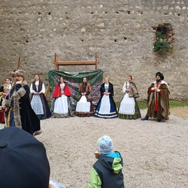 Zväčšiť fotografiu - Južné opevnenie a čerešňový sad v sobotu 1.10.2022 ožili - Juž1_resize