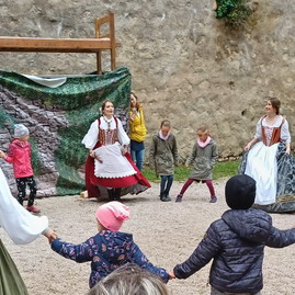 Zväčšiť fotografiu - Južné opevnenie a čerešňový sad v sobotu 1.10.2022 ožili - Juž3_resize