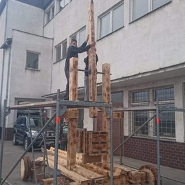Zväčšiť fotografiu - Južnému opevneniu trenčianskeho hradu oddnes kraľuje trebuchet - Katapult trebuchet výroba (11)