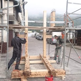 Zväčšiť fotografiu - Južnému opevneniu trenčianskeho hradu oddnes kraľuje trebuchet - Katapult trebuchet výroba (7)