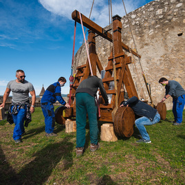 Zväčšiť fotografiu - Južnému opevneniu trenčianskeho hradu oddnes kraľuje trebuchet - TSK_trebuchet katapult (10 of 31)