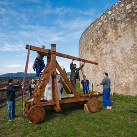Zväčšiť fotografiu - Južnému opevneniu trenčianskeho hradu oddnes kraľuje trebuchet - TSK_trebuchet katapult (12 of 31)