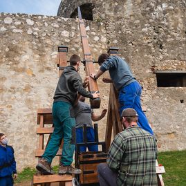 Zväčšiť fotografiu - Južnému opevneniu trenčianskeho hradu oddnes kraľuje trebuchet - TSK_trebuchet katapult (13 of 31)