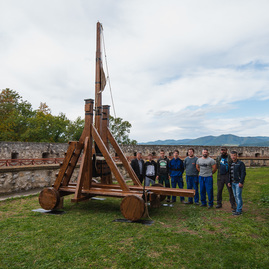 Zväčšiť fotografiu - Južnému opevneniu trenčianskeho hradu oddnes kraľuje trebuchet - TSK_trebuchet katapult (18 of 31)
